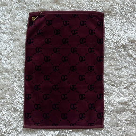 New $60 MRPs QUIET GOLF QG LINK TOWEL in Burgundy - Picture 9 of 14